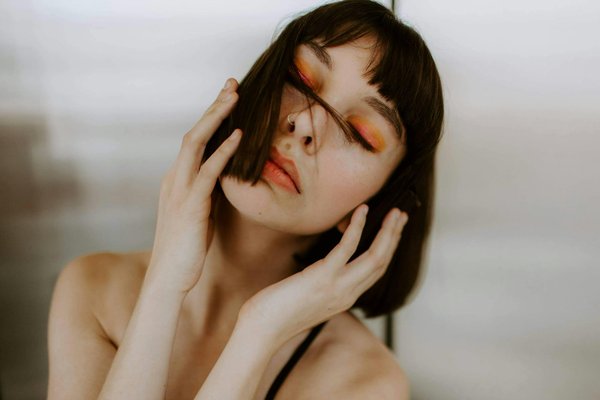 Astuces Style : Sublimer Votre Look en Mixant Vestes en Jean et Robes de Soirée avec Élégance